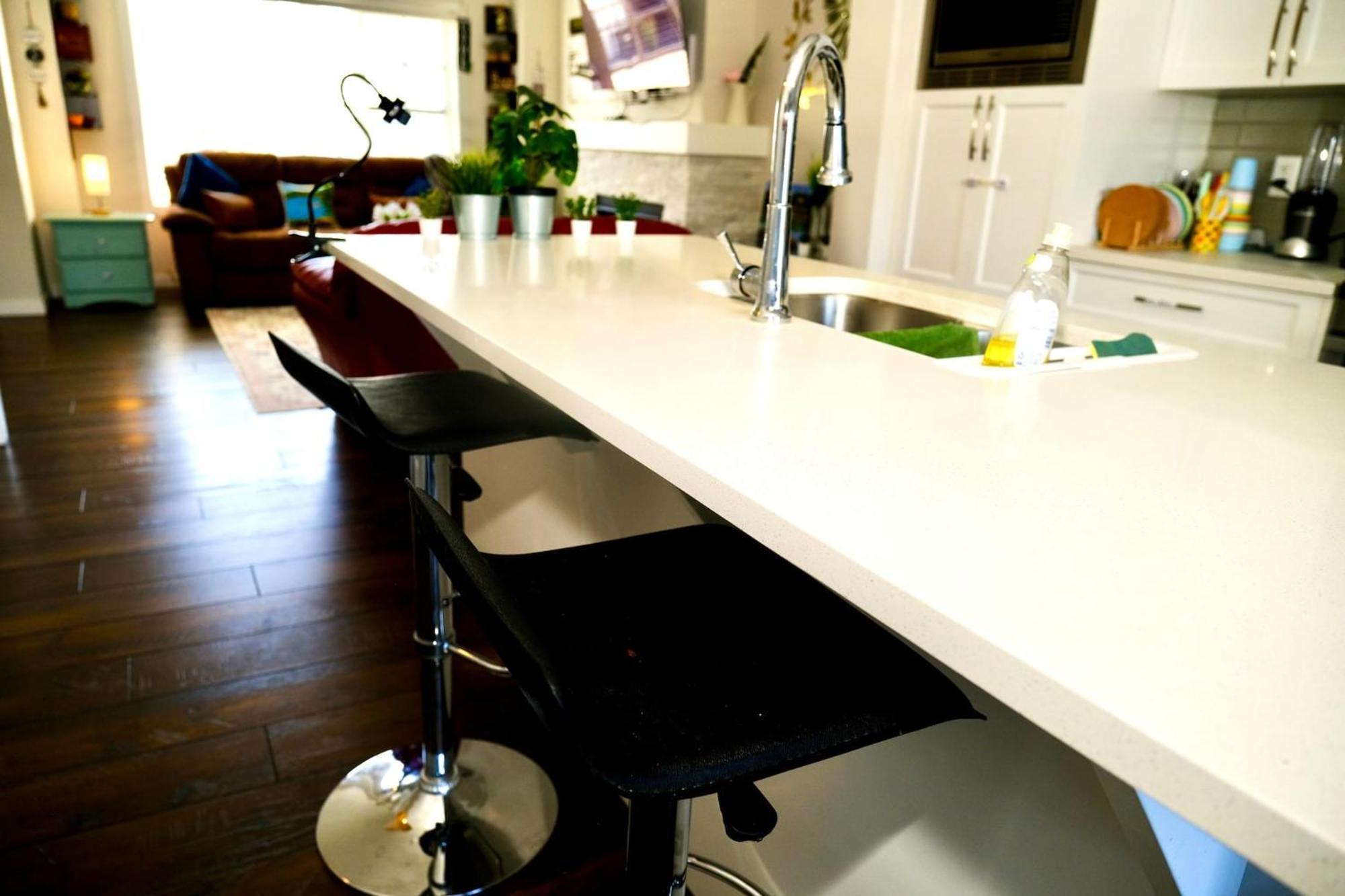 Mahogany Loft Retreat - 3 Story Holiday home Calgary