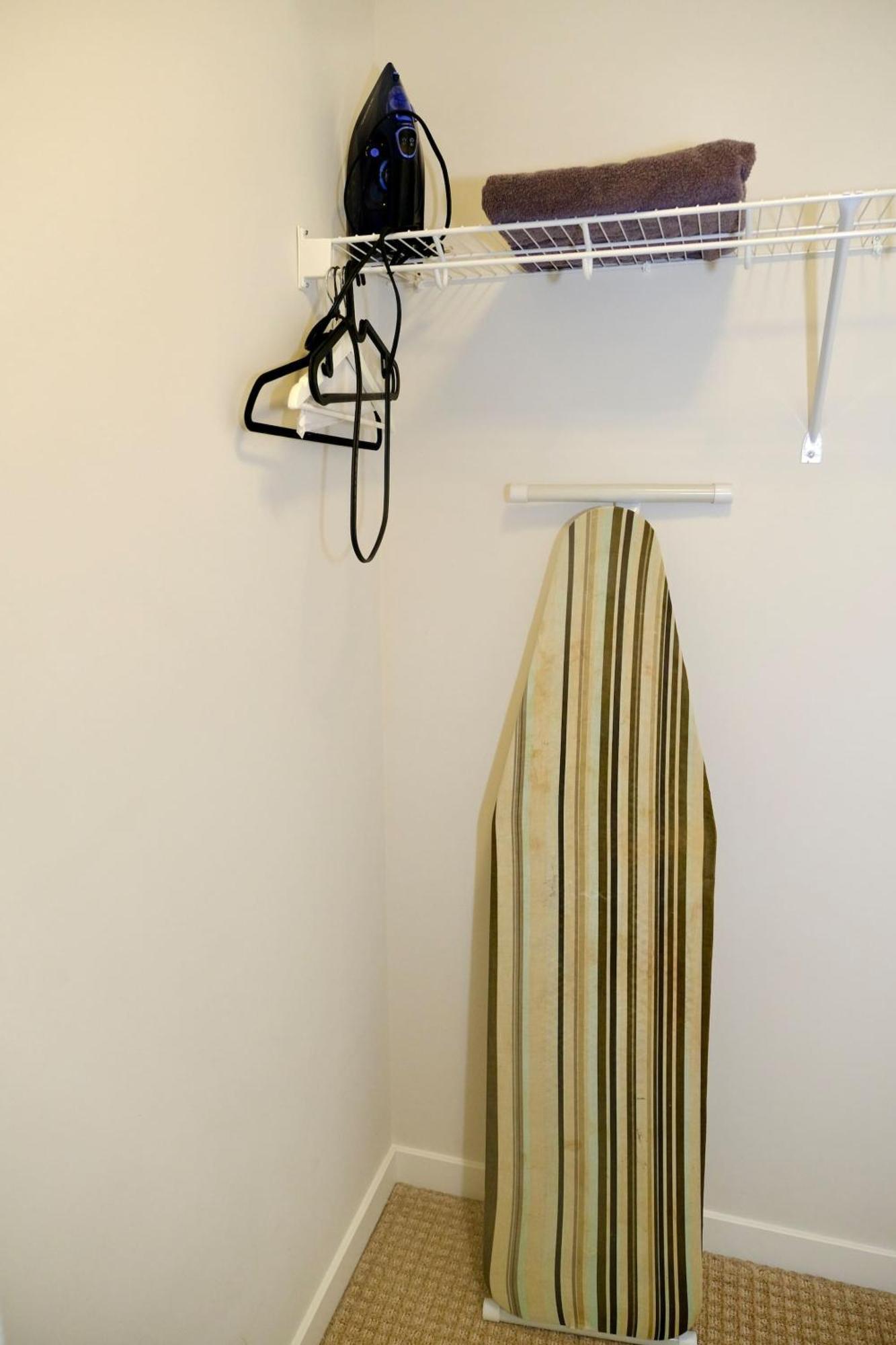 Mahogany Loft Retreat - 3 Story Holiday home Calgary