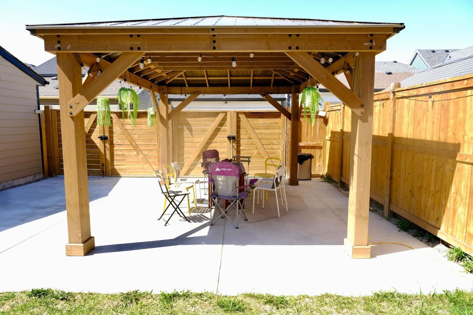 Mahogany Loft Retreat - 3 Story Holiday home Calgary