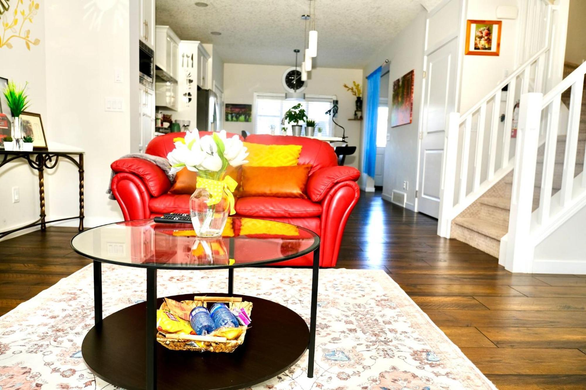 Mahogany Loft Retreat - 3 Story Calgary